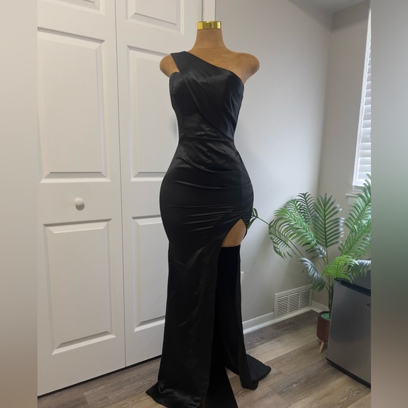 Black bridesmaids dress with corset, suitable for prom - Picture 3 of 4